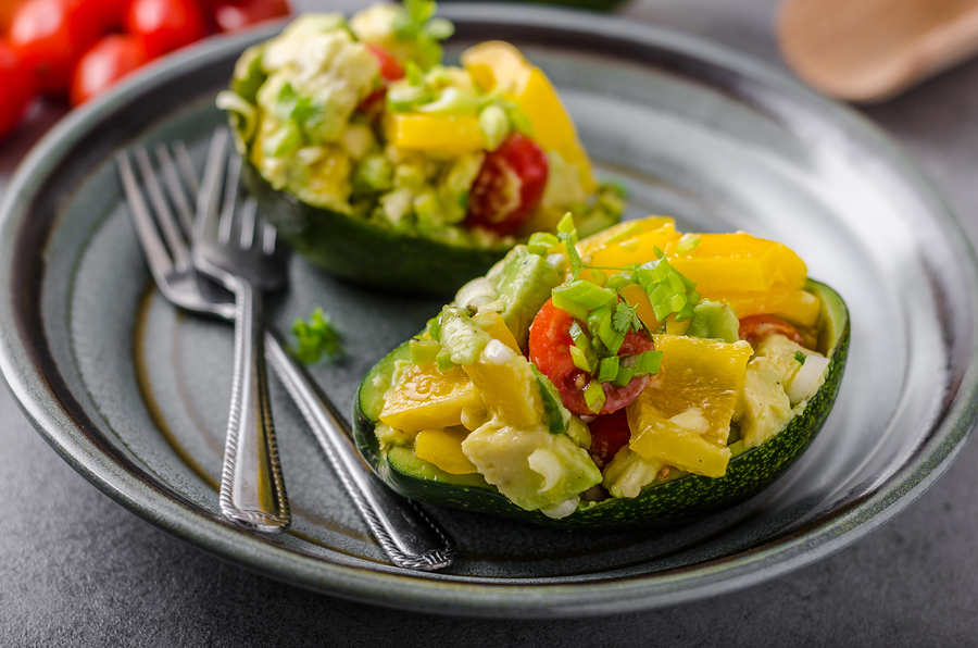 Aguacate relleno de verduras