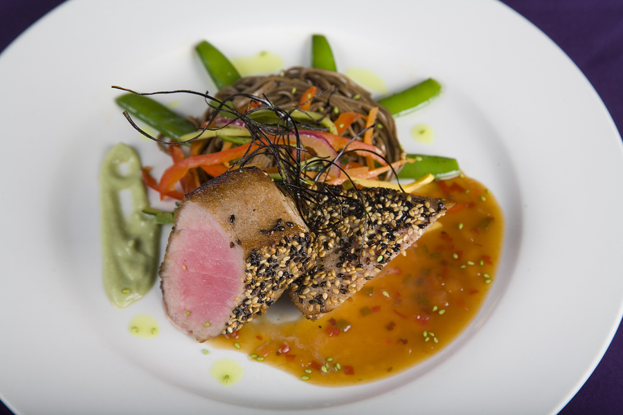 Medallones de atún con ajonjolí en salsa de soya agridulce