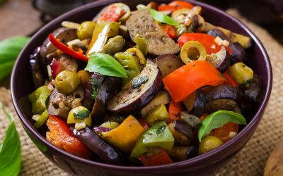 Berenjena asada con verduras