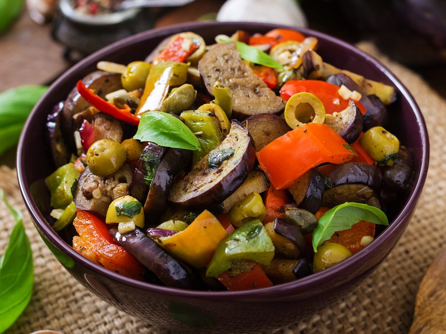 Berenjena asada con verduras