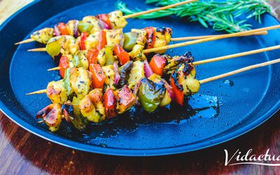 Brochetas de pechuga de pavo con verduras