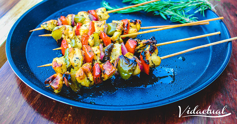 Brochetas de pechuga de pavo con verduras