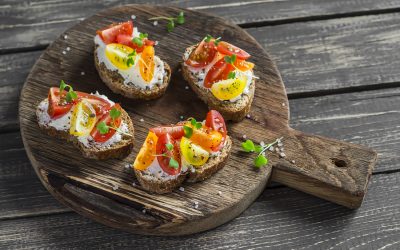 Bruschetta de jitomate con queso