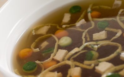 Caldo de carne con verduras