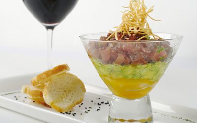 Ceviche de atún, aguacate y mango