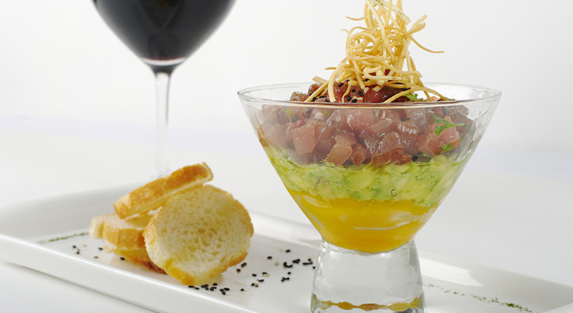 Ceviche de atún, aguacate y mango