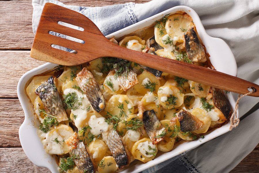 Cama de papa y pescado al gratín