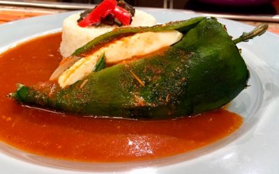 Chile relleno en salsa de pimiento