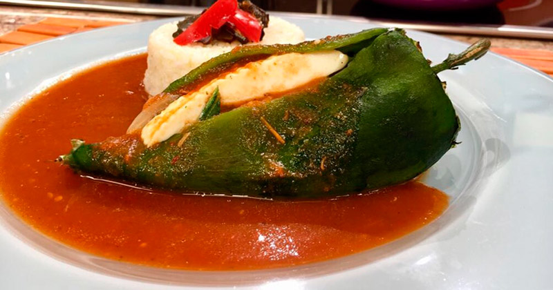 Chile relleno en salsa de pimiento