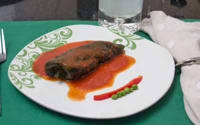 Chile relleno en salsa de tomate