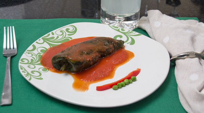 Chile relleno en salsa de tomate