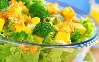 Ensalada de verduras con mango