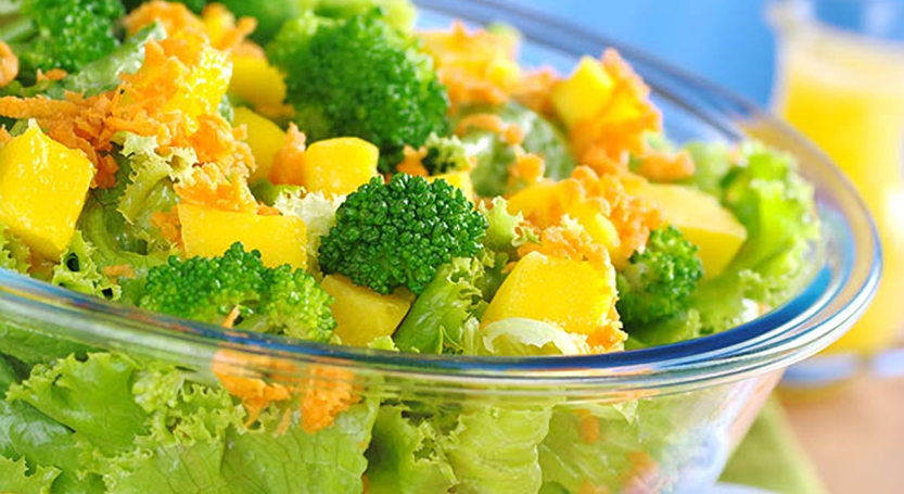 Ensalada de verduras con mango