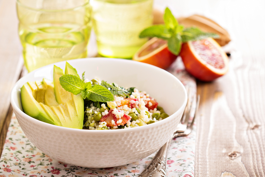 Ensalada de aguacate y tomate con cous cous