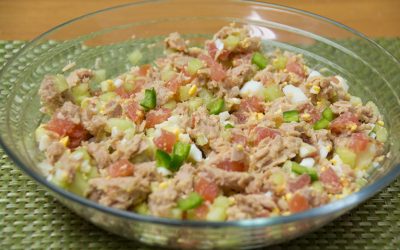 Ensalada de atún con huevo