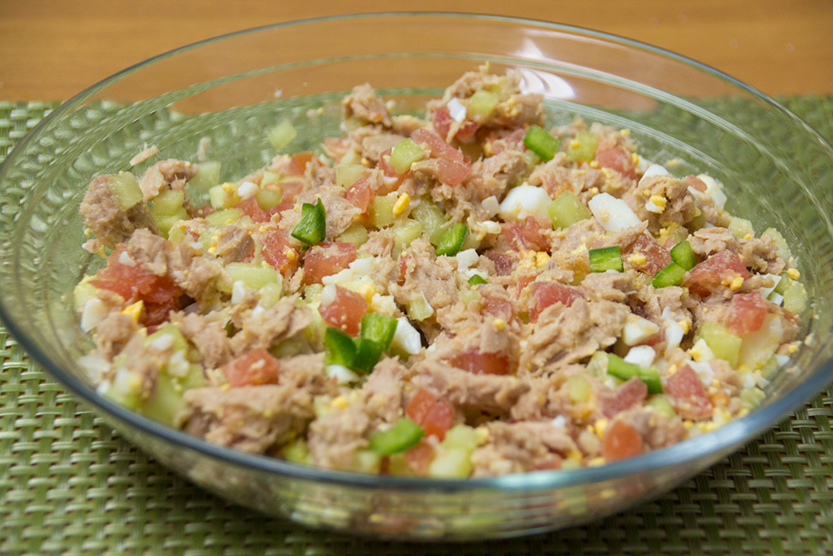 Ensalada de atún con huevo