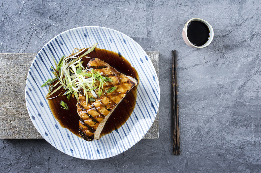 Filete de pescado marinado en soya y limón