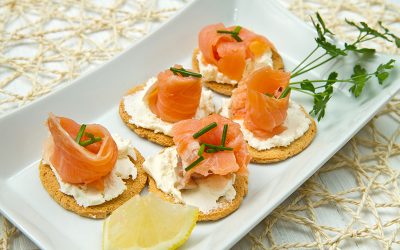 Galletas con queso crema y salmón