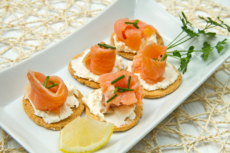 Galletas con queso crema y salmón