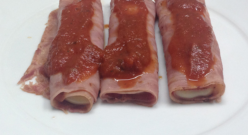 Rollos de jamón con queso en salsa de jitomate