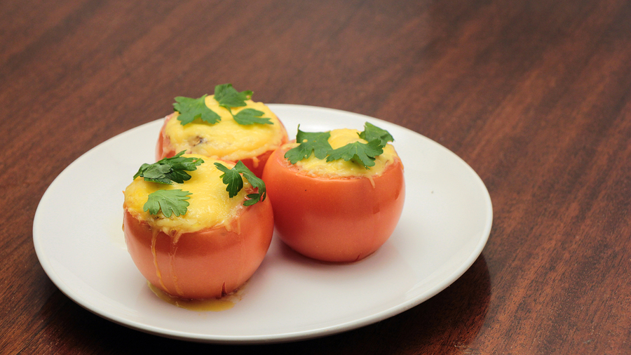 Jitomate relleno de queso