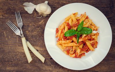 Macarrones con atún en salsa de tomate