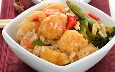 Nuggets agridulces con arroz y verduras