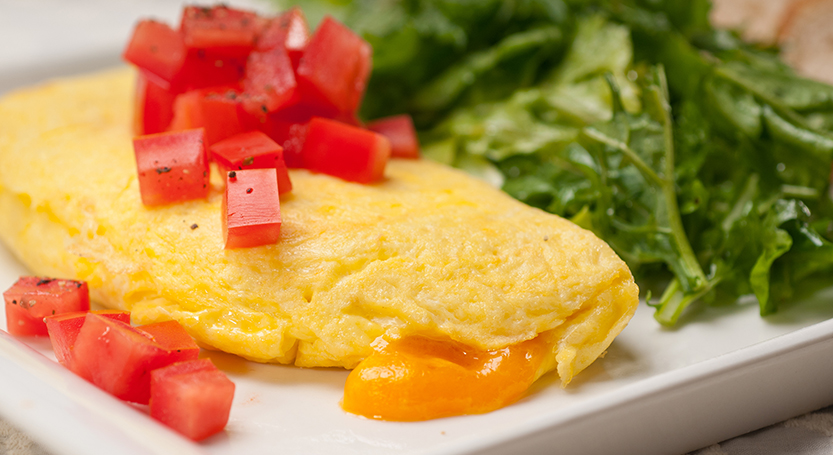 Omelette de queso acompañado de arúgula