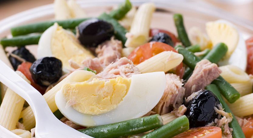 Pasta con atún, huevo y ejotes