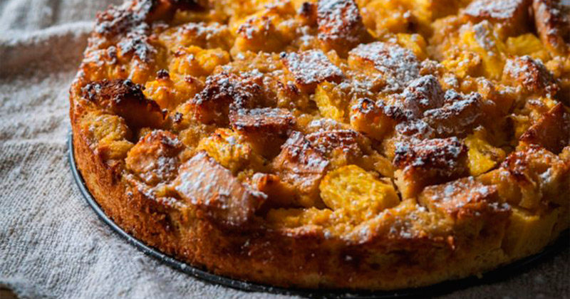 Pan de elote con durazno y cereza