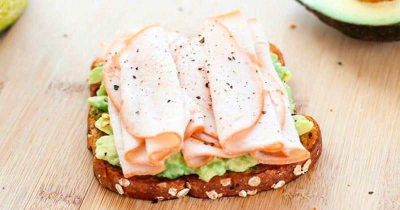 Pan tostado con jamón de pavo