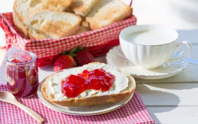 Pan tostado con mermelada y queso