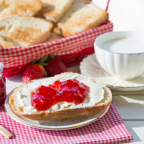 Pan tostado con mermelada y queso