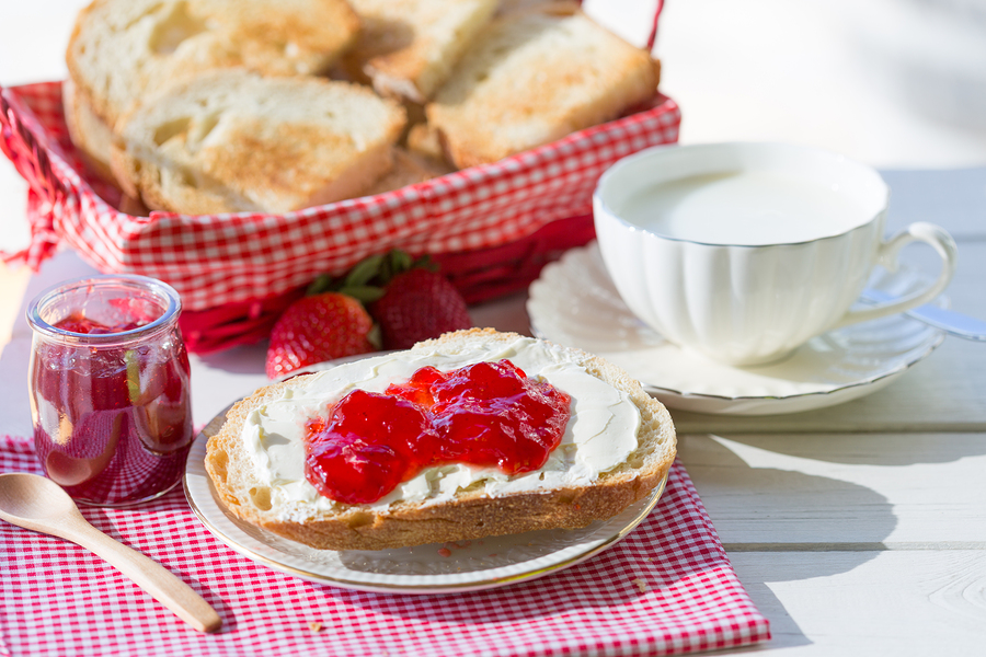 Pan tostado con mermelada y queso