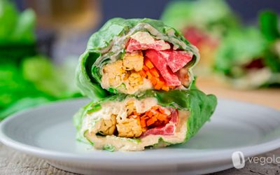 Rollitos de lechuga con hummus y tempeh