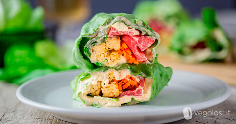 Rollitos de lechuga con hummus y tempeh