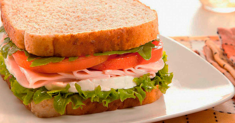Sandwich de jamón de pavo y queso panela