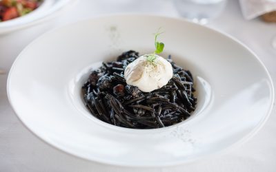 Sopa de fideo en negro