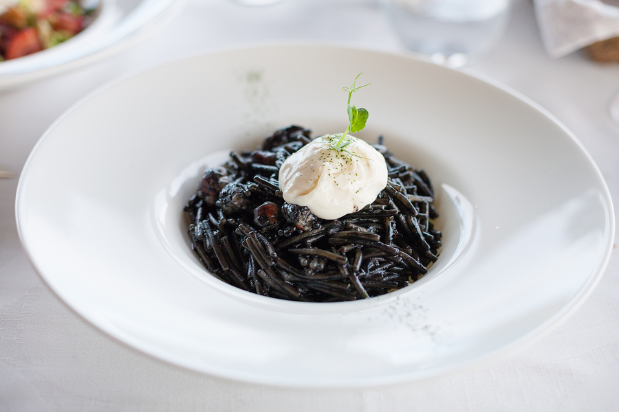 Sopa de fideo en negro