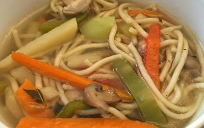 Sopa de noodles con champiñones