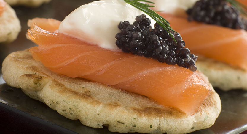 Tapas de salmón y caviar