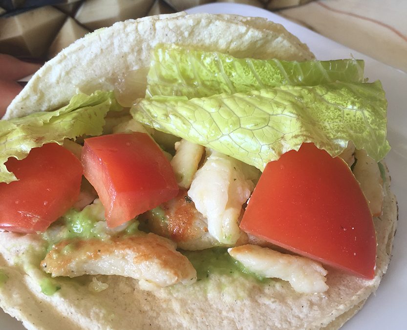 Tacos de pescado con guacamole