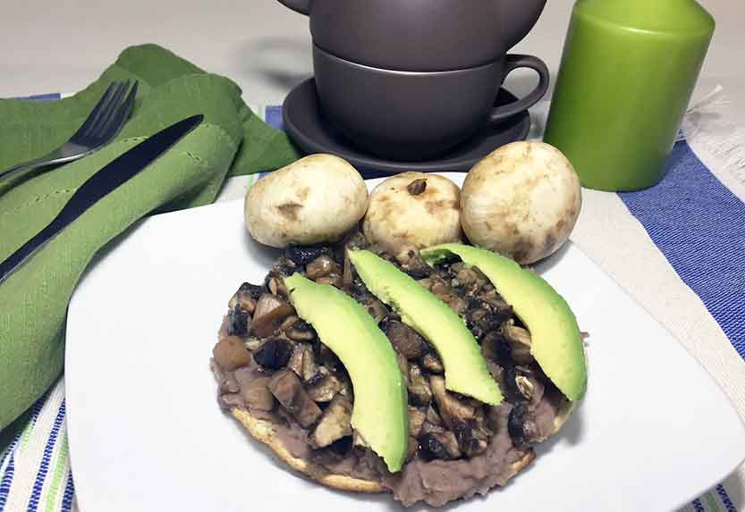 Tostadas de champiñón con frijol