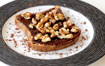 Pan tostado con plátano y nuez