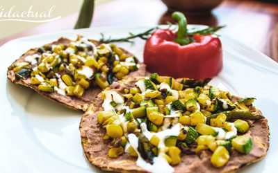 Tostadas de frijoles con verduras