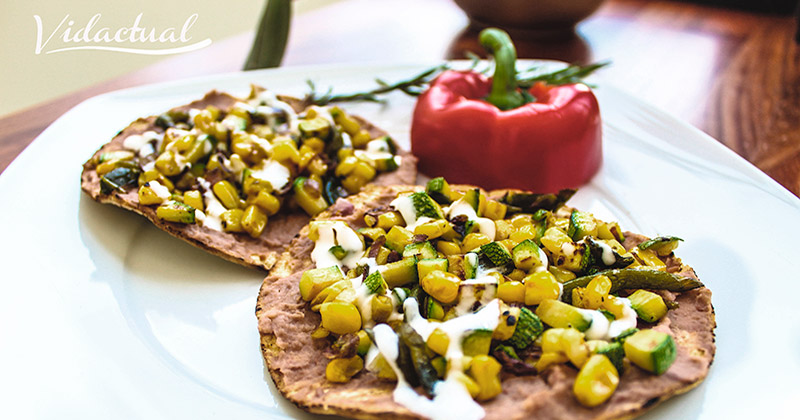 Tostadas de frijoles con verduras