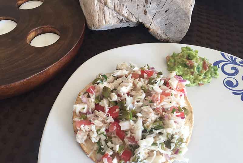 Tostadas de nopal y camarón en salsa de habanero