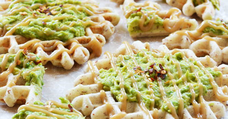 Waffles con aguacate