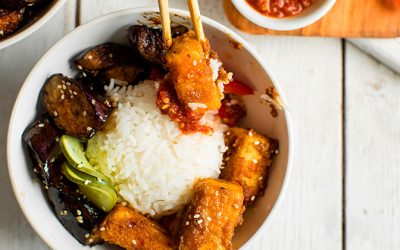 Bowl de arroz con tofu en mantequilla de almendras y berenjenas