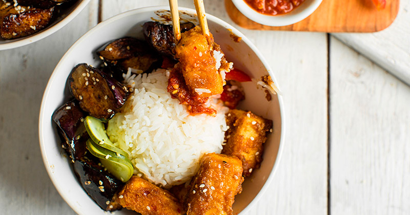 Bowl de arroz con tofu en mantequilla de almendras y berenjenas